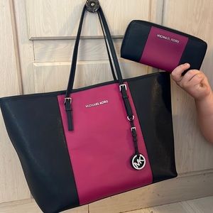 Large Michael kors handbag with wallet